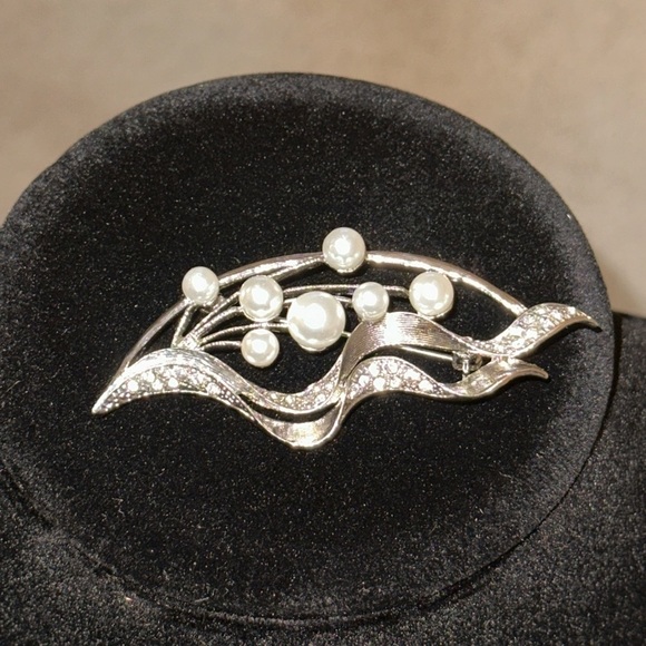 Silver and Pearl Brooch with versatile placement options. wavy design - Picture 1 of 6